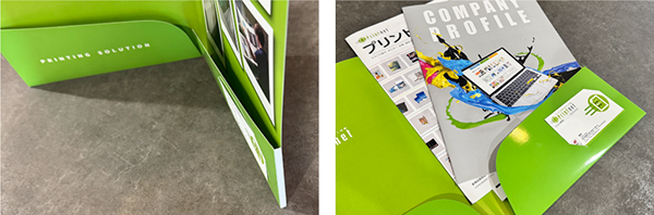 ポケットファイルのマチに印刷物を収納した写真